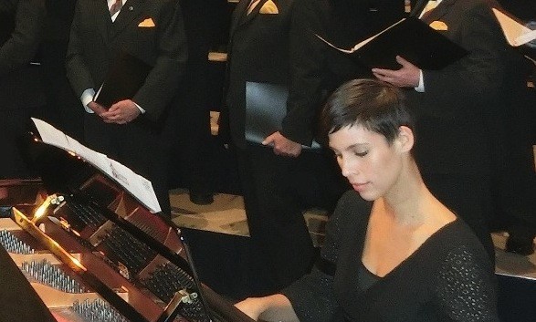 Pianiste Dana van Nimwegen tijdens een optreden