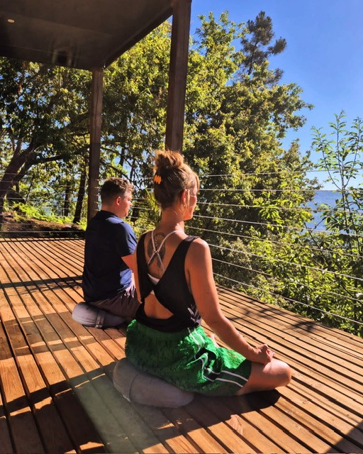 Meditatie op een houten terras in de zon